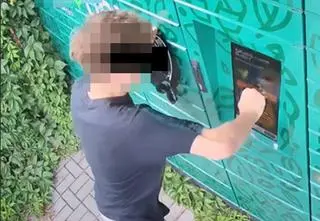 Zniszczył paczkomat, ukrył się w szafie