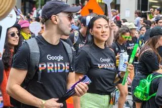 30 czerwca 2024 r.: przedstawiciele Google biorą udział w corocznej paradzie dumy 2024 w centrum Toronto.