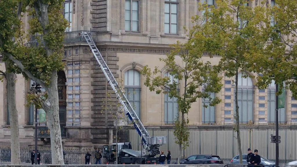 Ciężarówka z wysięgnikiem, którą sprawcy porzucili pod Luwrem