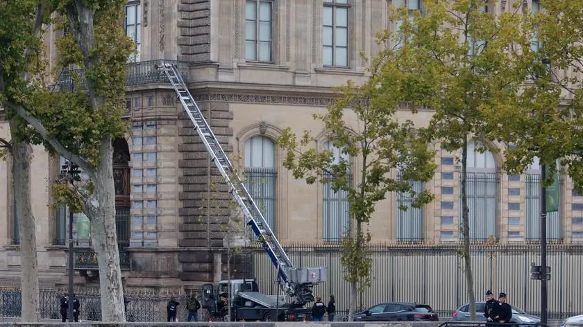 Po napadzie na Luwr reklamuje się producent podnośników. "Cichy jak szept"