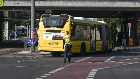 Policjant kieruje ruchem w Berlinie po awarii zasilania prądu