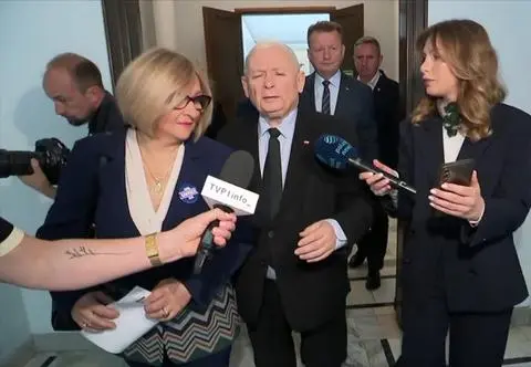 Zobowiązanie i podpis Nawrockiego. Kaczyński: nie jestem pewien, czy ktoś nie sfałszował