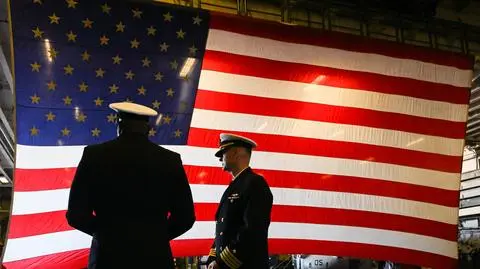 Oficerowie US Navy przy fladze USA 