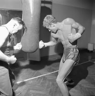 Rok 1966, Daniel Olbrychski trenuje pod okiem Feliksa Stamma, przygotowując się do roli Tolka Szczepaniaka w filmie Juliana Dziedziny "Bokser"