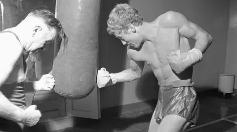 Rok 1966, Daniel Olbrychski trenuje pod okiem Feliksa Stamma, przygotowując się do roli Tolka Szczepaniaka w filmie Juliana Dziedziny "Bokser"