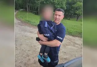 Trzylatek wyszedł przez otwartą furtkę. Niedaleko był las, zapadał zmrok