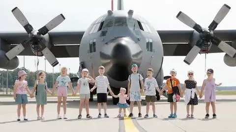 Dzieci składają życzenia żołnierzom z okazji Święta Wojska Polskiego 