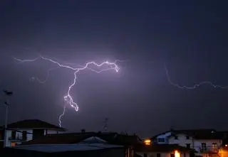 Strefa wyładowań wędruje nad krajem