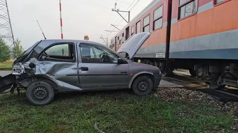 Zderzenie samochodu z pociągiem. "Kierowca wyszedł o własnych siłach"