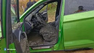 Luksusowe auto stoczyło się ze skarpy do jeziora