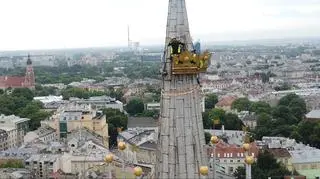 Zdejmowanie korony z wieży bazyliki Mariackiej w Krakowie