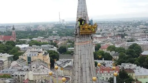 Zdejmowanie korony z wieży bazyliki Mariackiej w Krakowie