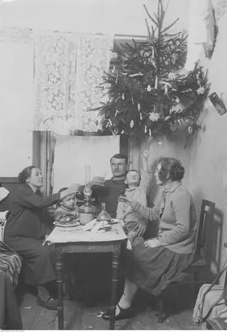 Rodzina przy stole wigilijnym w 1926 r.