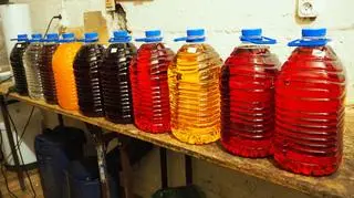 Gotowy alkohol w plastikowych baniakach