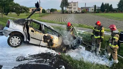 Wypadł z drogi, uderzył w przepust i dachował. Chwilę później stanął w płomieniach