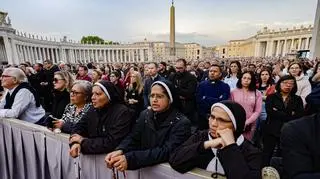 Różaniec za papieża Franciszka na Placu św. Piotra