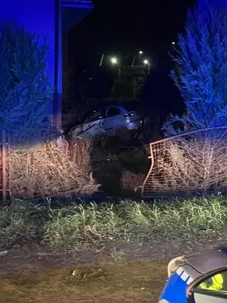 Staranował dwa ogrodzenia i uderzył w dom