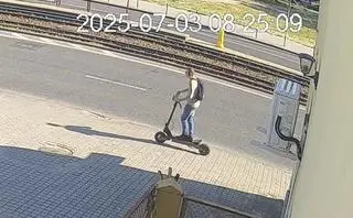 Potrącił na hulajnodze 76-latka, nie udzielił mu pomocy. Szuka go policja