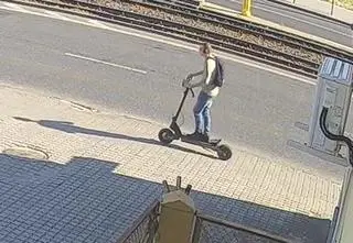 76-latek potrącony na chodniku. Policja szuka tego mężczyzny