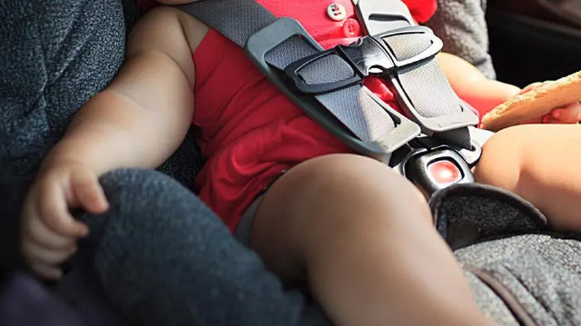 Zatrzasnęła kluczyki w aucie razem z półrocznym dzieckiem