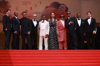 Ekipa filmu "Highest 2 Lowest" na czerwonym dywanie w Cannes. Washington po lewej stronie