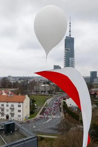 Balon stratosferyczny z biało-czerwoną flagą w Rzeszowie