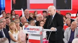 Kaczyński o "pełnym zwycięstwie" Morawieckiego w 2018 roku w sprawie paktu migracyjnego. Sprawdzamy