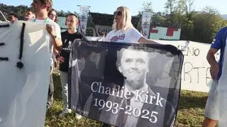 Banery przed siedzibą organizacji Turning Point USA w Phoenix w Arizonie