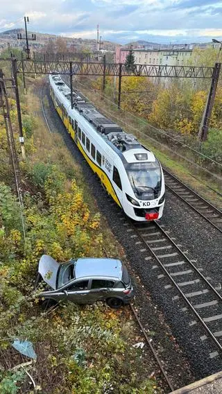 Samochód spadł z wiaduktu w Jeleniej Górze