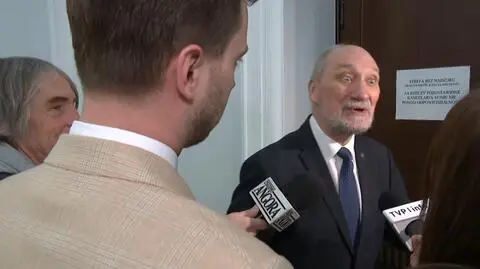Macierewicz schował się przed dziennikarzami. "Dlaczego pan się zamyka w szatni?" 