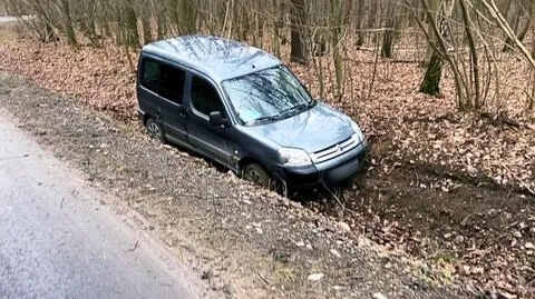 Mężczyzna zjechał do rowu citreoenem, a potem mitshubishi 