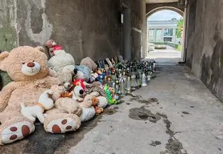 Najpierw ojciec dotkliwie pobił matkę. Potem jej nowy partner wziął się za chłopca