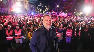 Adrian Zandberg podczas wiecu przedwyborczego w Warszawie