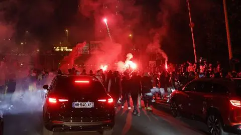 43 aresztowanych po awansie PSG. Samochód wjechał w kibiców, są ranni