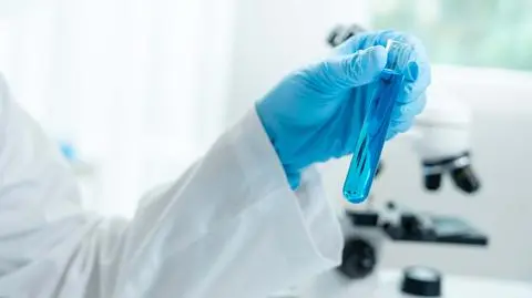 probowka laboratorium shutterstock_2652221509