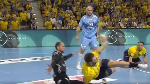 Upadał, był tyłem do bramki. I tak trafił