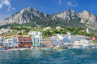 Capri to włoska wyspa na Morzu Tyrreńskim w Zatoce Neapolitańskiej