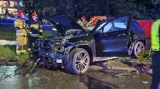 Najpierw uderzył w latarnię i znak, potem czołowo w inne auto. Dwie osoby nie żyją