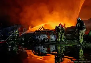 Pod Warszawą spłonęła hala, dach zapadł się do środka