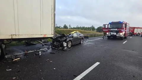 Skoda wjechała w ciężarówkę, nie żyją trzy osoby, 13-latka w szpitalu