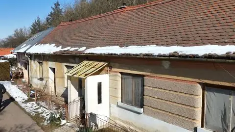 Dom, w którym 40-latek uwięził 27-latkę 