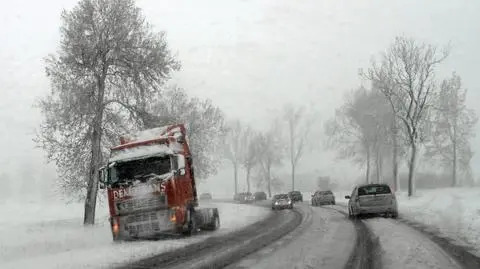 Utrudnienia na drodze z Wrocławia do Jeleniej Góry podczas majowego ataku zimy, 3 maja 2011 r.