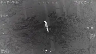 Mężczyzna został namierzony z pokładu śmigłowca