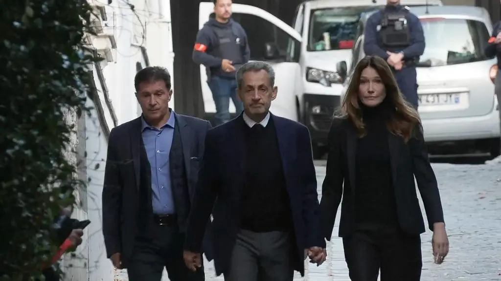 Nicolas Sarkozy i Carla Bruni po wyjściu z domu i przed odjazdem do więzienia