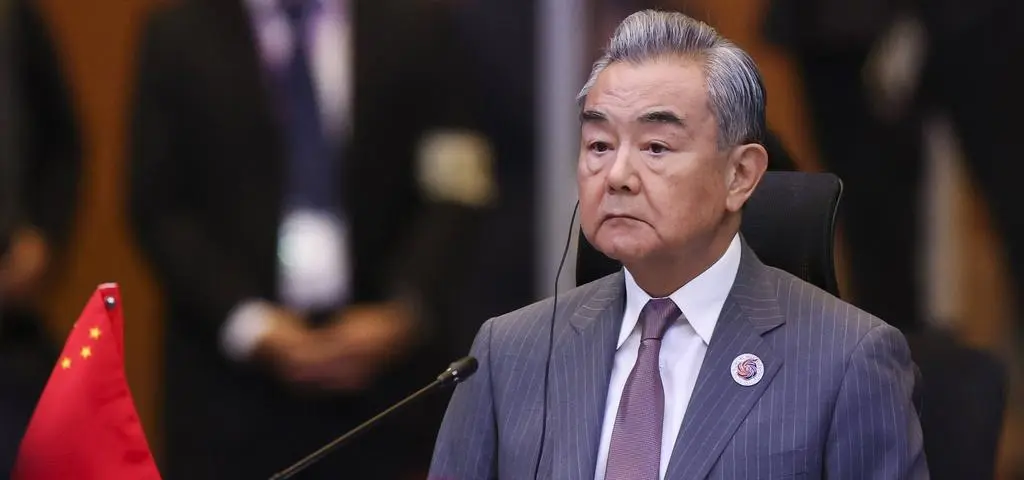 "Srebrny lis" w Warszawie. Kim jest Wang Yi