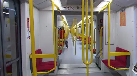 Wnętrze wagonu Metra Warszawskiego (zdjęcie ilustracyjne)