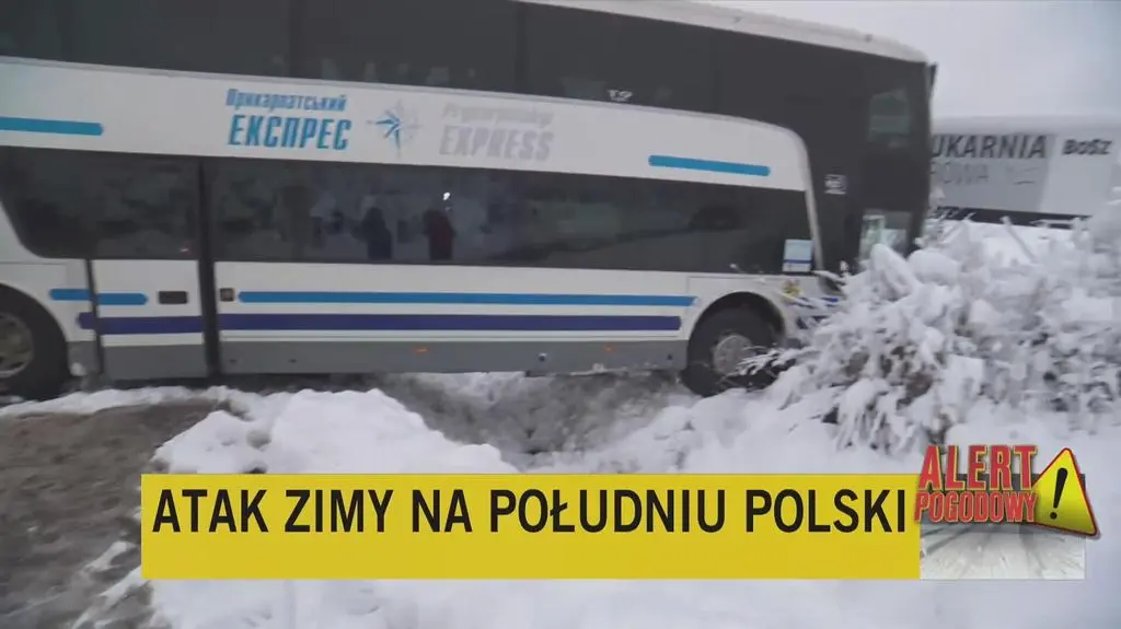 Autokar nad rowem pod Leskiem