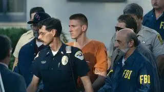 Timothy McVeigh, zamachowiec z Oklahoma City, jest eskortowany przez policję i agentów FBI z sądu w Perry