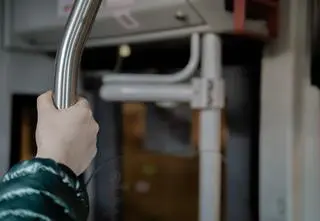 Dziecko ofiarą molestowania w autobusie, 44-latek z zarzutem. Apel prokuratury