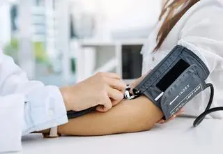 Nagły skok ciśnienia w gabinecie? To "nadciśnienie białego fartucha"